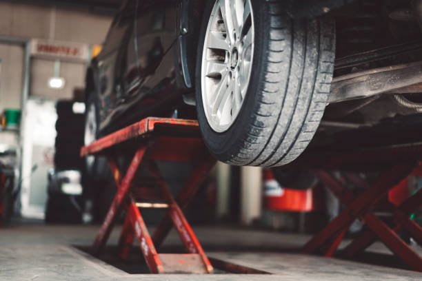 DIY vs Mechanic When to Tackle Car Maintenance Yourself